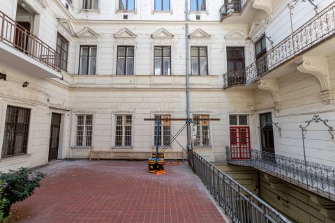 Eladó Lakás 1054 Budapest 5. kerület Alkotmány utcában br.158 m2-es, nagy belmagasságú lakás AirBnB engedéllyel eladó