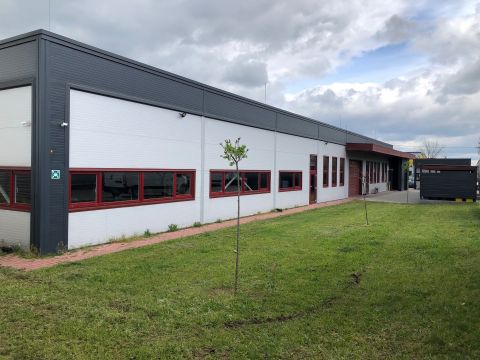 Kiadó Ipari 6000 Kecskemét , Kecskeméttől 10 percre modern , minőségi 878 nm-es KIADÓ csarnok