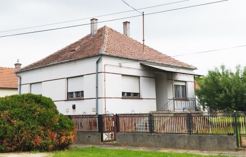 Eladó Ház 7516 Berzence , Berzence főutcáján nagy családi ház eladó több mint 6000 m2-es telekkel! 