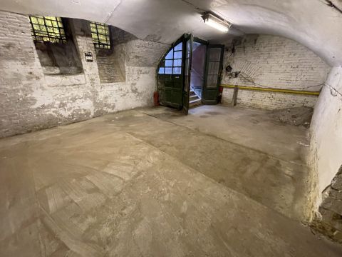Kiadó Tároló/Raktár 1074 Budapest 7. kerület , Az Almássy tér mellett