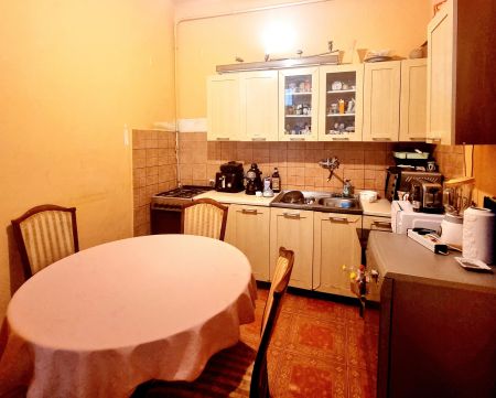 Eladó Lakás 1086 Budapest 8. kerület Magdolna negyedben KÉT BEJÁRATOS, 3 szobás + nagy konyhás, ERKÉLYES lakás