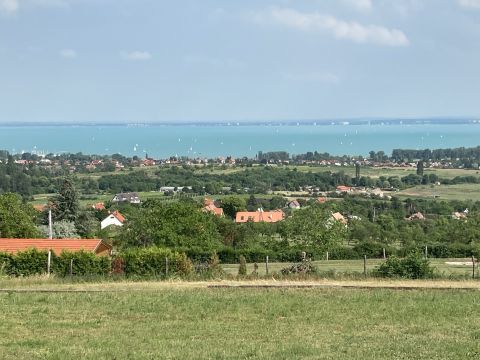 Eladó Telek 8228 Lovas , Lovas aszfaltos úton megközelíthető csodálatos panorámás telek