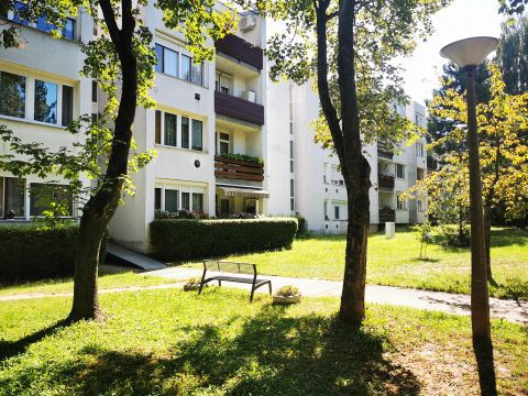 Eladó Lakás 8200 Veszprém , 3 szobás, erkélyes, tégla lakás, szigetelt társasházban, zöld környezetben!
