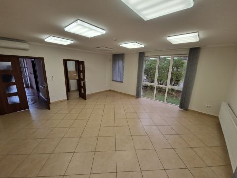 Kiadó Iroda 6000 Kecskemét IRODA / RENDELŐ / SZOLGÁLTATÓHÁZ KIADÓ JÓL MEGKÖZELÍTHETŐ HELYEN!