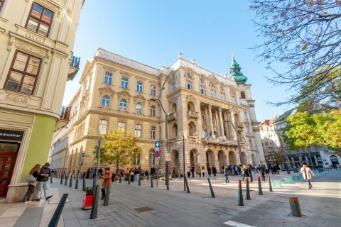 Eladó Lakás 1053 Budapest 5. kerület , EGYETEM TÉREN napfényes, felújítandó lakás!
