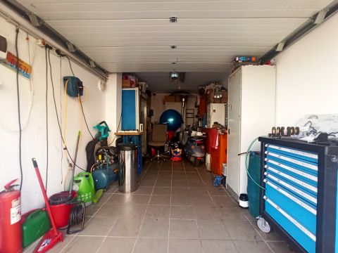 Eladó Parkoló 8200 Veszprém Veszprém központjában nyugalmas környezetben garázs
