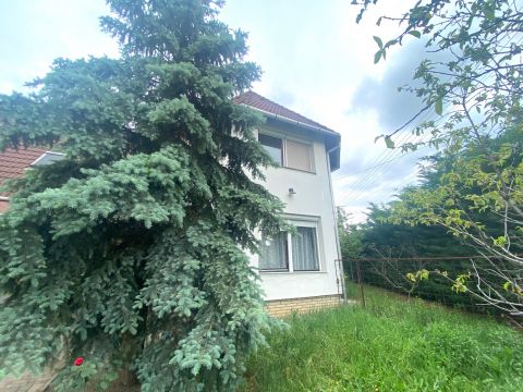 Eladó Ház 2462 Martonvásár Egy élhető kisvárosban a 7-es vonalán, Budapesttől 30 km-re eladó egy 2 szintes ikerház saroktelken