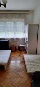 Eladó Lakás 1122 Budapest 12. kerület 34 négyzetméteren két különálló lakrész fürdőszobával amik külön is kiadhatók!