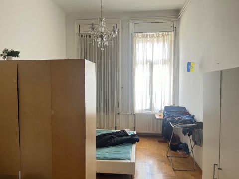 Eladó Lakás 1072 Budapest 7. kerület Blaha Lujza téren 4. emeleti 51nm es utcai lakás eladó
