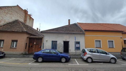 Eladó Üzlethelyiség 9400 Sopron , kétszintes/négylakásos társasház kialakítására alkalmas épület....