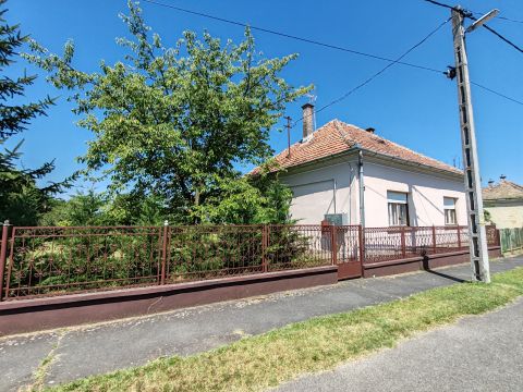 Eladó Ház 7516 Berzence , Berzence falujának csendes mellékutcájában eladó dupla telkes, kertes családi ház! 