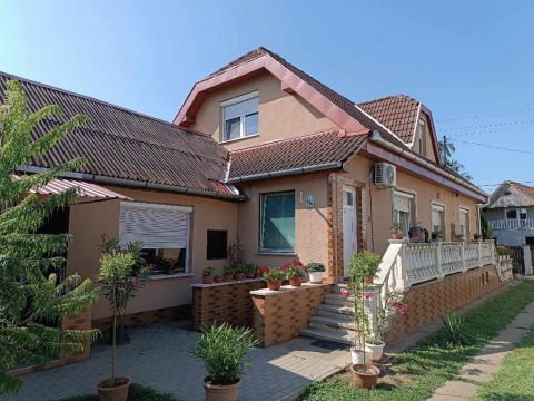 Eladó Ház 4244 Újfehértó , 4244 Újfehértó, Főút