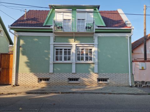 Eladó Ház 6000 Kecskemét , Két szintes 88nm belvárosi ház 40nm pincével!