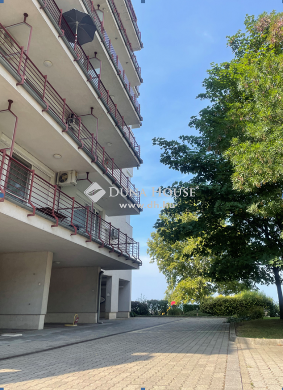 8600 Siófok , Siófok Aranyparton, Balatonra panorámás terasszal , másfél szobás, berendezett lakás, autóbeállóval — 1/13