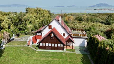 Eladó Ház 8646 Balatonfenyves , Többgenerációs Ház, Vízparti telek további építési lehetőséggel