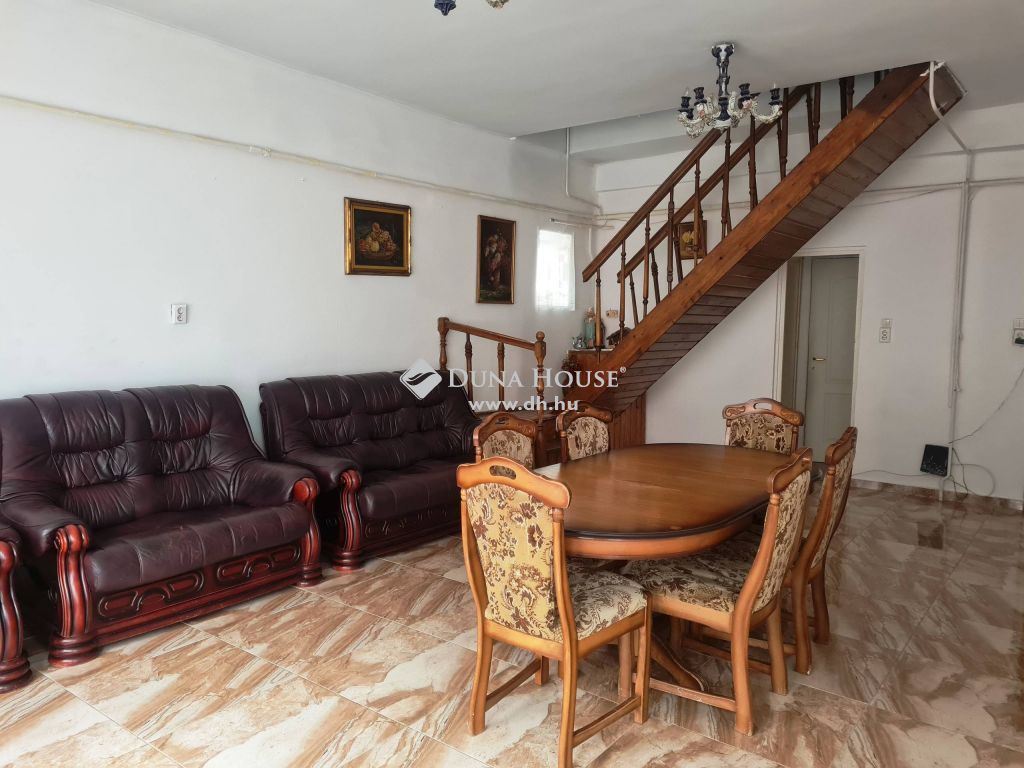 8130 Enying , kétszintes családi ház, a város központ közeli részén — 1/16