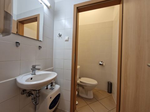 Kiadó Iroda 6000 Kecskemét Kiadó belvárosi 105nm-es utcafronti üzlethelyiség / iroda