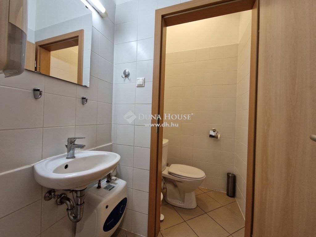 6000 Kecskemét , Kiadó belvárosi 105nm-es utcafronti üzlethelyiség / iroda — 1/8