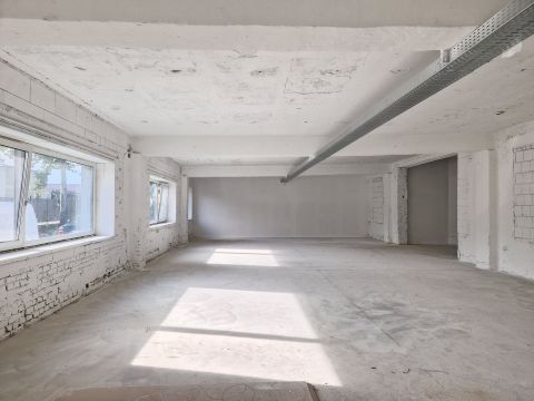 Kiadó Iroda 6000 Kecskemét , Kiadó 360 m2 iroda vagy raktár, szigetelt épületben