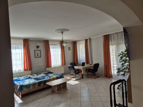Kiadó Ház 2132 Göd központi elhelyezkedés, családi házas övezet