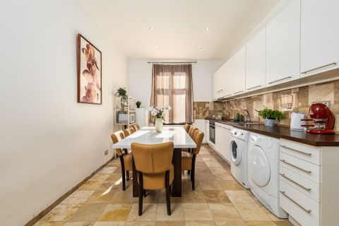 Eladó Lakás 1061 Budapest 6. kerület Andrássy út - 4. emeleti - exkluzív lakás - airbnb engedéllyel -GK. beállási lehetőség