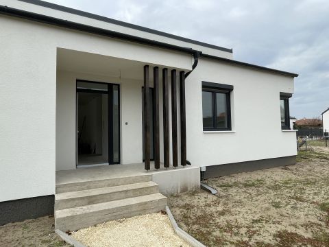 Eladó Ház 2760 Nagykáta Prémium minőségű újépítésű családi ház eladó