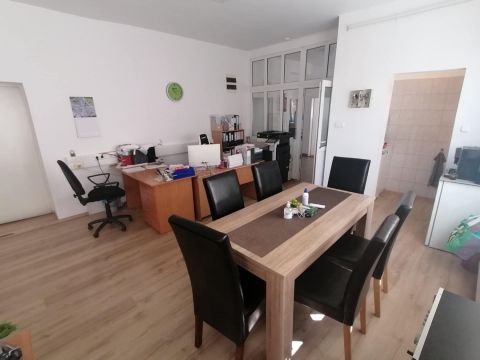 Eladó Ipari 2400 Dunaújváros , Dunaújváros belvárosában, gazdasági ingatlan eladó!