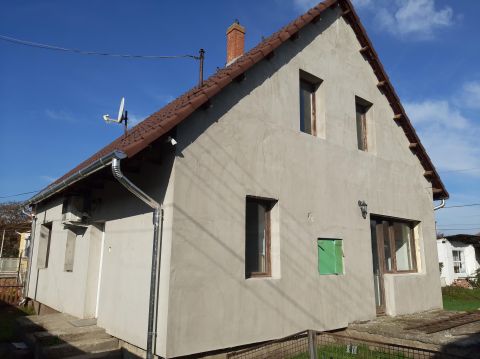 Eladó Ház 5121 Jászjákóhalma , Deák Ferenc utcai játszótér szomszédságában.