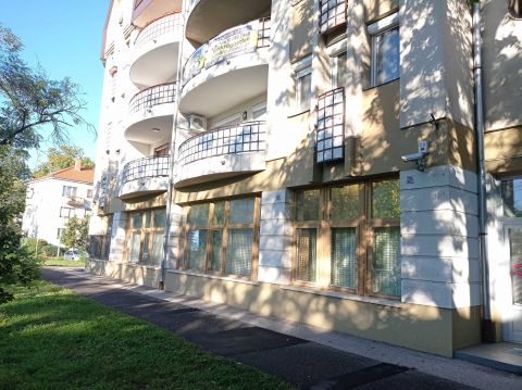 Eladó Üzlethelyiség 6000 Kecskemét , VÁLLALKOZÓK, BEFEKTETŐK! Belvárosi nagy üzlethelyiség többféle hasznosítási lehetőséggel eladó!
