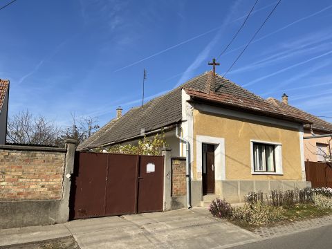 Eladó Ház 7030 Paks , Hagyományos parasztház, számtalan lehetőséggel 