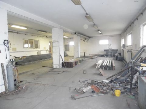 Eladó Ipari 4211 Ebes Ebes, főút közeli ipari terület csarnokokkal.