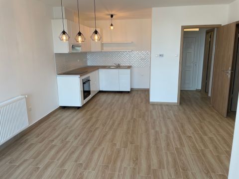 Kiadó Lakás 2760 Nagykáta , Központban kiadó lakás, 2.emeleten, kis rezsivel, 41 nm.