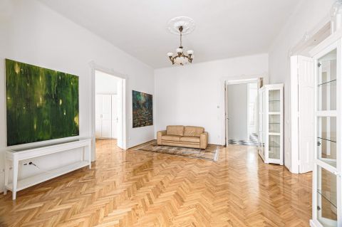 Eladó Lakás 1077 Budapest 7. kerület Zsinagógánál, 4 külön nyíló szobás, felújított