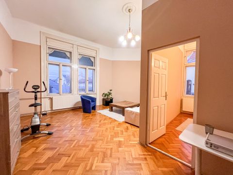 Eladó Lakás 1072 Budapest 7. kerület , A Blaha Lujza tértől 3 percre, nagypolgári lakás cirkófűtéssel, 3.7 méter belmagassággal 