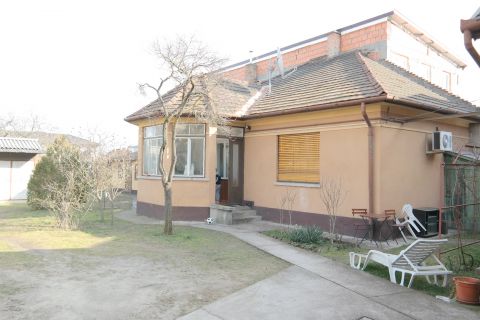 Eladó Ház 1202 Budapest 20. kerület Kiss Ernő utcánál felújításra szoruló családi ház