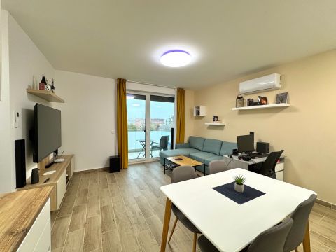 Eladó Lakás 1097 Budapest 9. kerület , Magas emeleti, másfél szobás, újszerű - teljes berendezéssel
