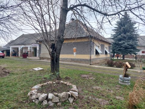 Eladó Ház 7047 Sárszentlőrinc , Központi elhelyezkedés