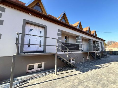 Kiadó Ház 6044 Kecskemét , TELJESEN ÚJJÁÉPÍTETT TÖBB LAKÁSOS ÉPÜLET KIADÓ!