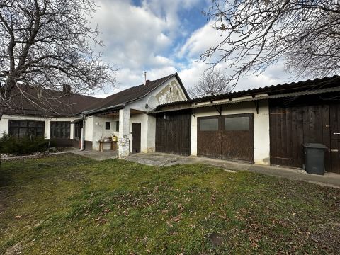 Eladó Ház 7090 Tamási , központjában, 777 négyzetméteres telken, 150 m2-es családiház 2 beállós garázzsal eladó