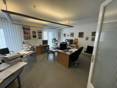 Kiadó Iroda 6000 Kecskemét , Kiadó belvárosi iroda