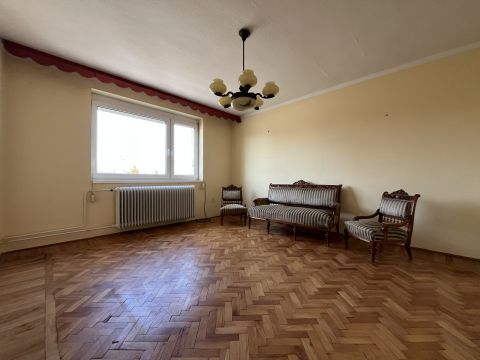 Eladó Lakás 8200 Veszprém , belvárosi, első emeleti tégla lakás, két garázzsal