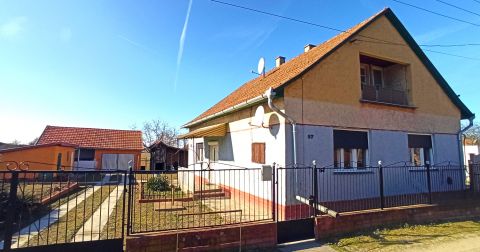 Eladó Ház 6062 Tiszakécske , Eladó családi ház, nagy telekkel, kiváló helyen Tiszakécskén