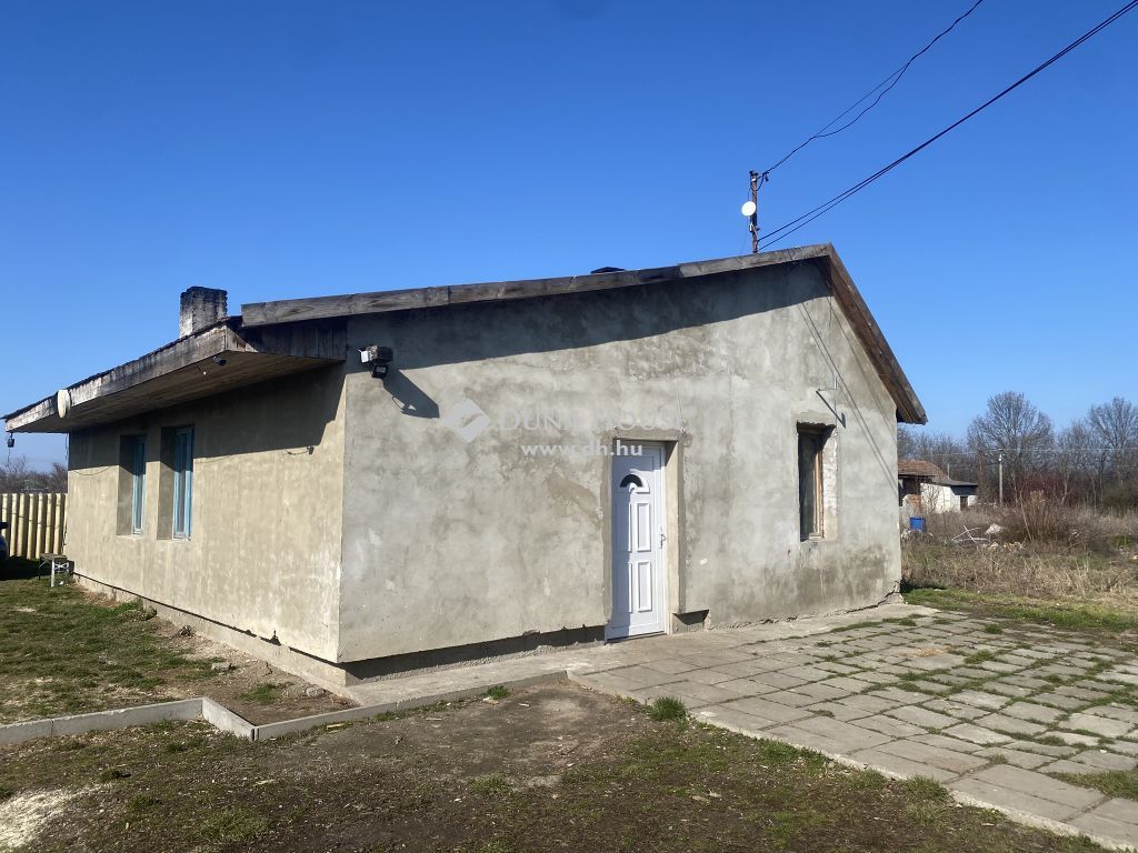 8156 Kisláng , Szélső utcában — 1/16