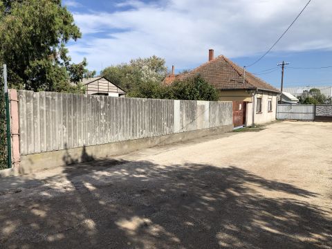 Eladó Ház 6000 Kecskemét , Ipari övezetben akár telephelynek is eladó ház!