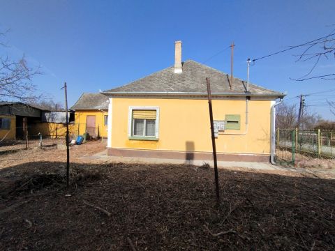 Eladó Ház 2941 Ács , Ács egy csendes utcája