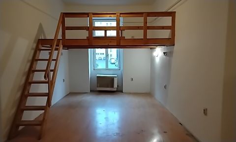 Eladó Lakás 1082 Budapest 8. kerület , Corvin negyed közelében, két lakássá alakítható, befektetés!