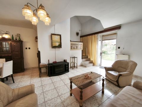 Eladó Lakás 2400 Dunaújváros , Dunaújváros Csillagdombján, 138 m2-es, lakás kertkapcsolattal eladó!