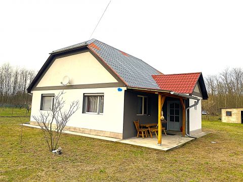 Eladó Ház 6045 Ladánybene , 80 nm-es felújított családi ház akácerdővel