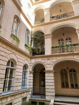 Eladó Lakás 1065 Budapest 6. kerület Két lakásra osztható ingatlan