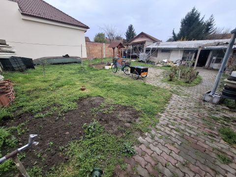 Eladó Ház 6100 Kiskunfélegyháza , Fűtéskorszerűsített, kétgenerációs, saját belső udvarral